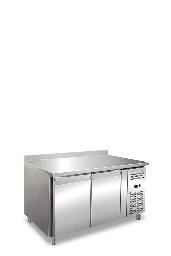 Tavolo refrigerato due ante con alzatina, ventilato.
Bassa temperatura