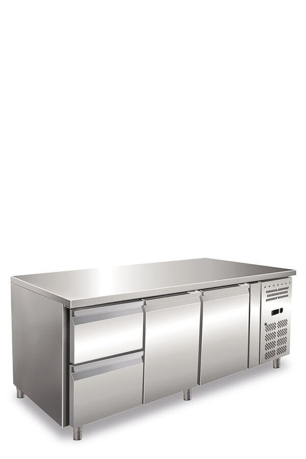 Tavolo refrigerato tre ante ventilato. Temperatura normale. 
Versione con 1 Cassettiera refrigerata da N.2 Cassetti da 1/2