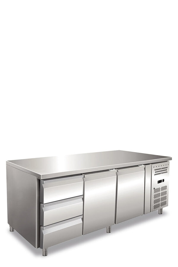 Tavolo refrigerato tre ante ventilato. Temperatura normale. 
Versione con 1 Cassettiera refrigerata da N.3 Cassetti da 1/3