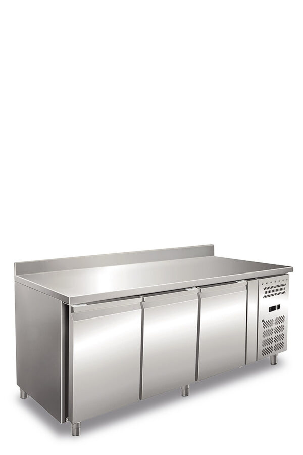 Tavolo refrigerato tre ante ventilato con alzatina.
Temperatura normale