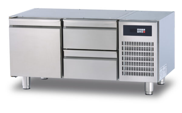 BASE REFRIGERATA CON PORTA E 2 CASSETTI Gruppo incorporato - Temperatura: –2 °C +8 °C - 1 griglia GN 1/1 - 170 lt. Gas refrigerante R290