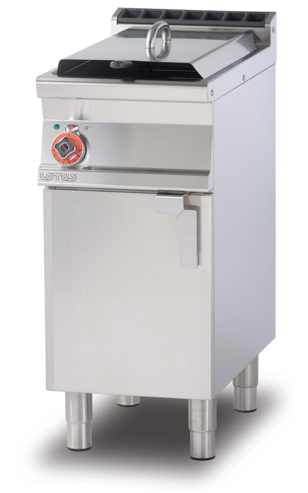 FRIGGITRICE TRIFASE LT. 13 Vasca cm. 24x35x38h - 1 cesto cm. 21x30x12h - Filtro e coperchio vasca. Bacinella raccogliolio con filtro. Produzione patate: 10 kg/h (inclusa 1 testata chiusura piano mod.TPA-7)