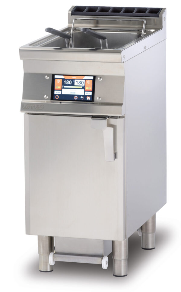 FRIGGITRICE ELETTRICA ELETTRONICA con TouchScreen 7". Conservazione a 110 °C o Prelavoro a 160 °C con o senza Melting. Possibilità di inserire in memoria fino a 100 programmi. Sensore presenza e livello massimo olio. Vasca 18 litri cm.31x34x33h - 2 cesti